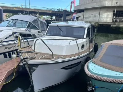 motorboot aangemeerd in jachthaven