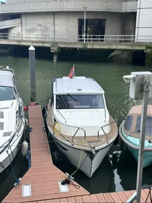 motorjacht aangemeerd bij steiger