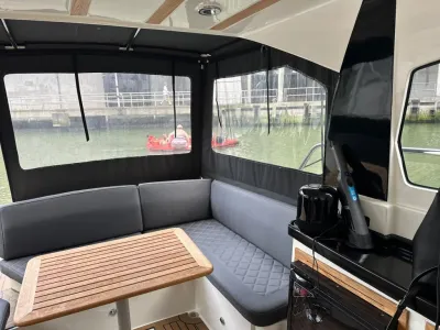 interieur salon met zitbank en houten tafel