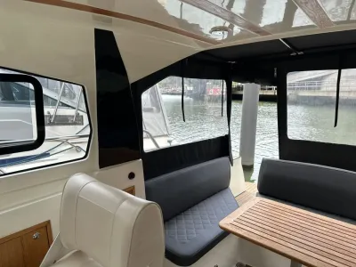 Interieur van overdekte kuip met zitbanken