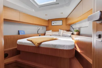 slaapkajuit met bed en opbergkasten