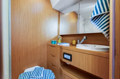 badkamerinterieur met wastafel en houten kasten