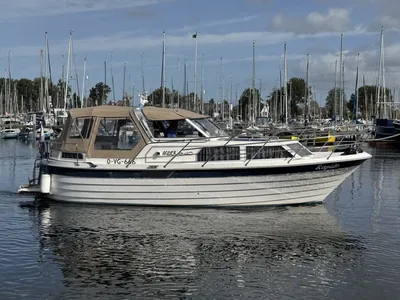 motorjacht in jachthaven