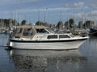 motorjacht in jachthaven