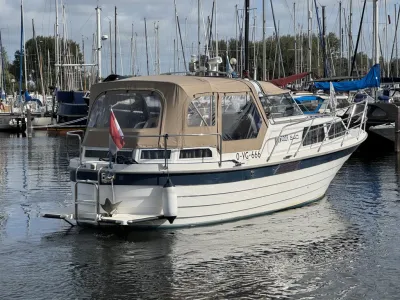 motorjacht afgemeerd in jachthaven