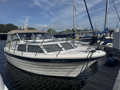 motorjacht afgemeerd in jachthaven
