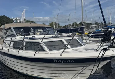 motorjacht aangemeerd in jachthaven