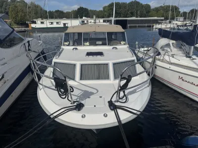 motorjacht vooraanzicht in haven