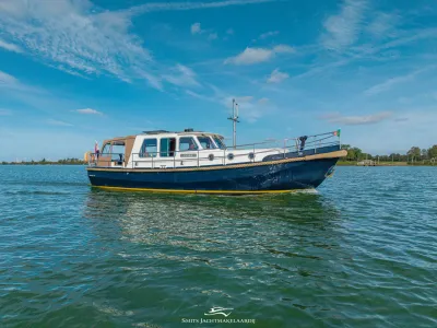 Motorjacht op rustig water