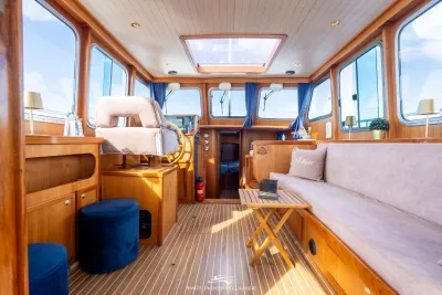 interieur van motorjacht met salon en stuurstand
