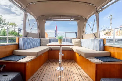 achtercockpit met zitbank en tafel