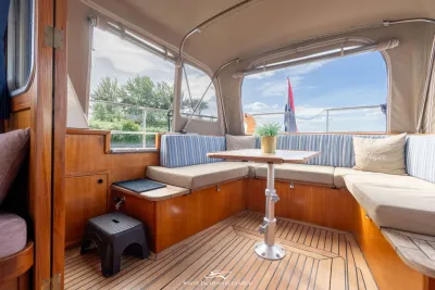 interieur kuip met zitbank en tafel