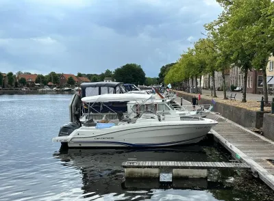 motorboot afgemeerd bij houten steiger