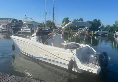 motorboot aangemeerd in jachthaven