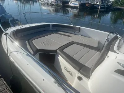 voorkant boot met kussens en zonnedek