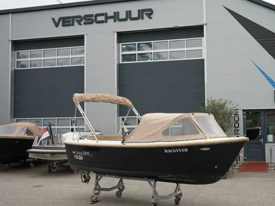 sloep met kap op trailer bij showroom