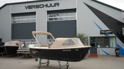 sloep met kap op trailer bij showroom