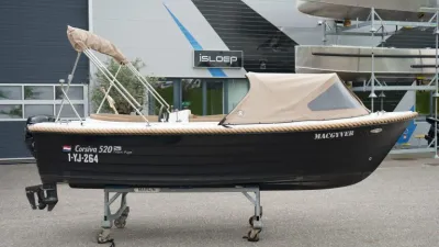 sloep op bok bij watersportgebouw