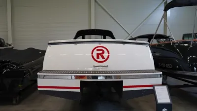 achterzijde van een tender in showroom