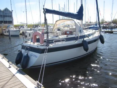 zeiljacht aangemeerd in een jachthaven