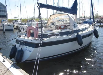 zeiljacht aangemeerd in een jachthaven