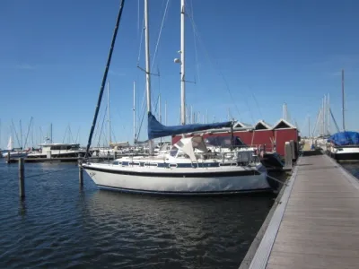 zeiljacht aangemeerd in jachthaven