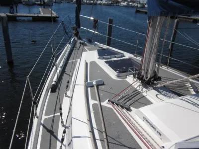 vooraanzicht van het dek van een zeilboot