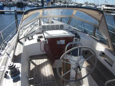 cockpit van zeilboot met stuurwiel
