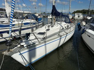zeilboot aangemeerd in jachthaven
