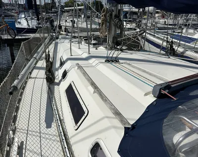 dek en opbouw van zeiljacht in haven