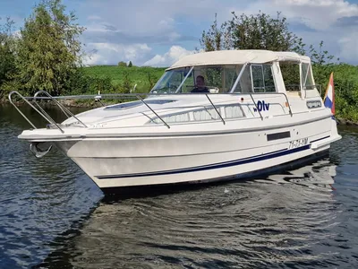 wit motorjacht op het water bij oever