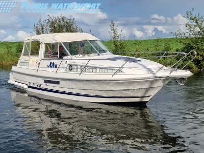 witte motorboot op stil water