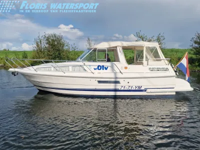 motorboot zijaanzicht op rustig water
