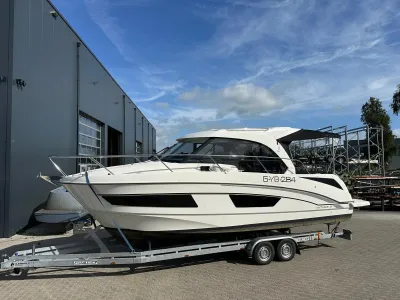 motorboot op trailer bij loods