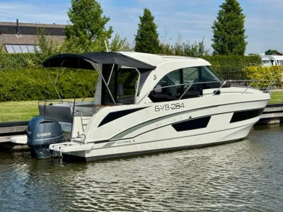 motorboot afgemeerd bij steiger