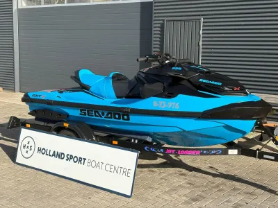 blauwe waterscooter op trailer