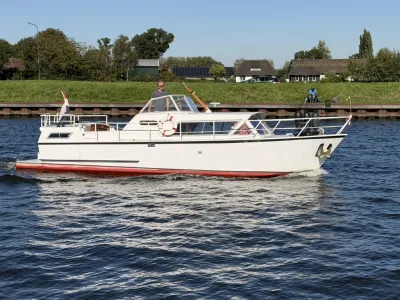 witte motorboot op het water