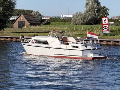 witte stalen motorkruiser op kanaal