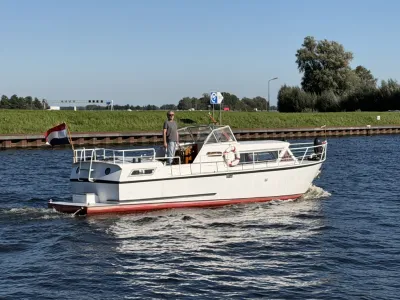 witte motorkruiser op het water