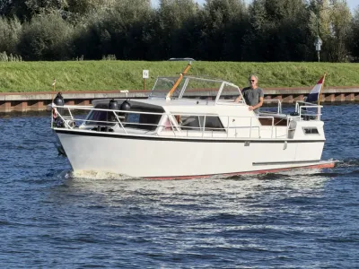 witte stalen motorkruiser op het water