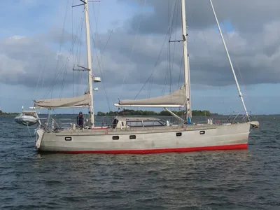 zeiljacht zijaanzicht op open water