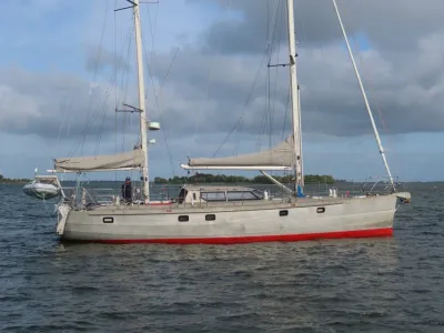 aluminium zeiljacht op het water