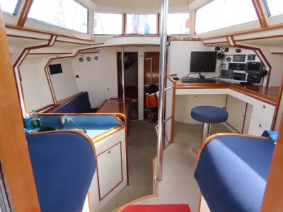 kajuitinterieur met zitjes en stuurconsole