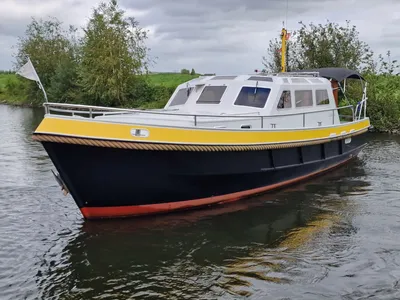 boot met pilothouse in het water
