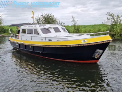 pilothouse tender op het water