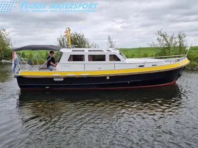 pilothouse motorboot op water bij oever