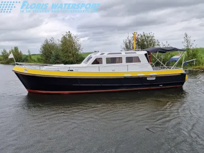 pilothouse motorboot op het water