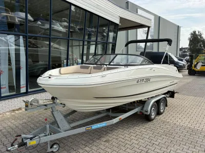 motorboot op trailer bij gebouw