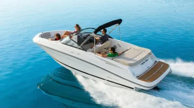 motorboot met zitplaatsen op rustig water