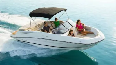 motorboot op water met bimini en passagiers